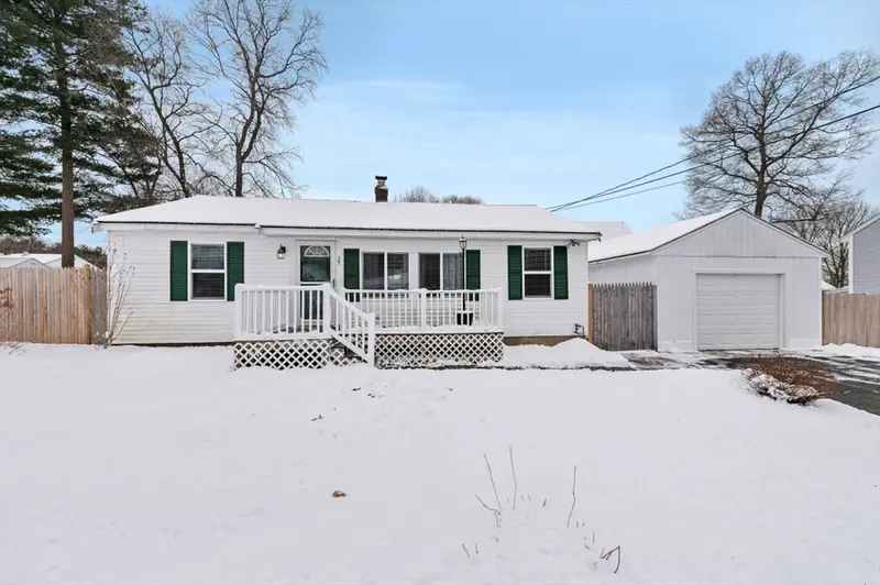 35 Lantern Ln, Burlington