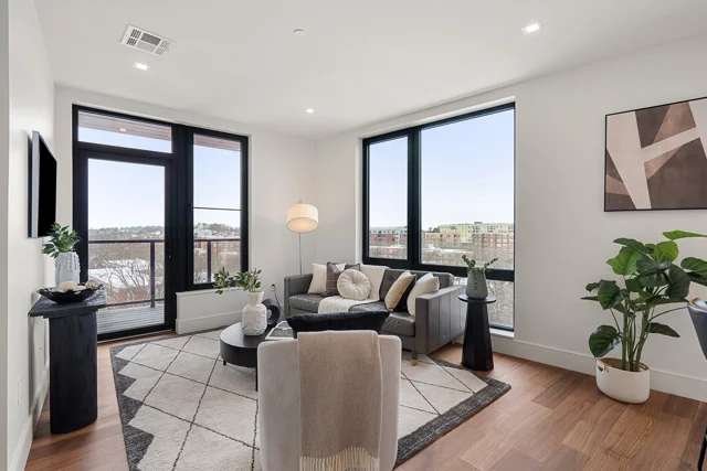 1515 Comm Ave · Living room