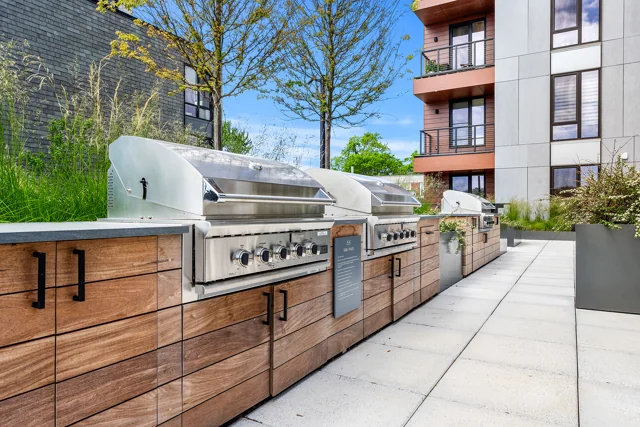 1515 Comm Ave · Grilling terrace