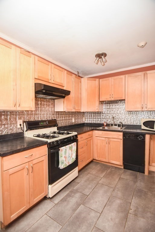 130 Sutherland Rd, Boston · 房屋照片 3