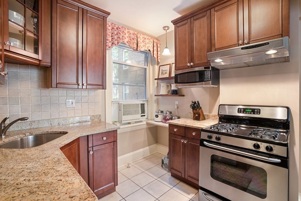 231 Freeman St, Brookline · 房屋照片 6