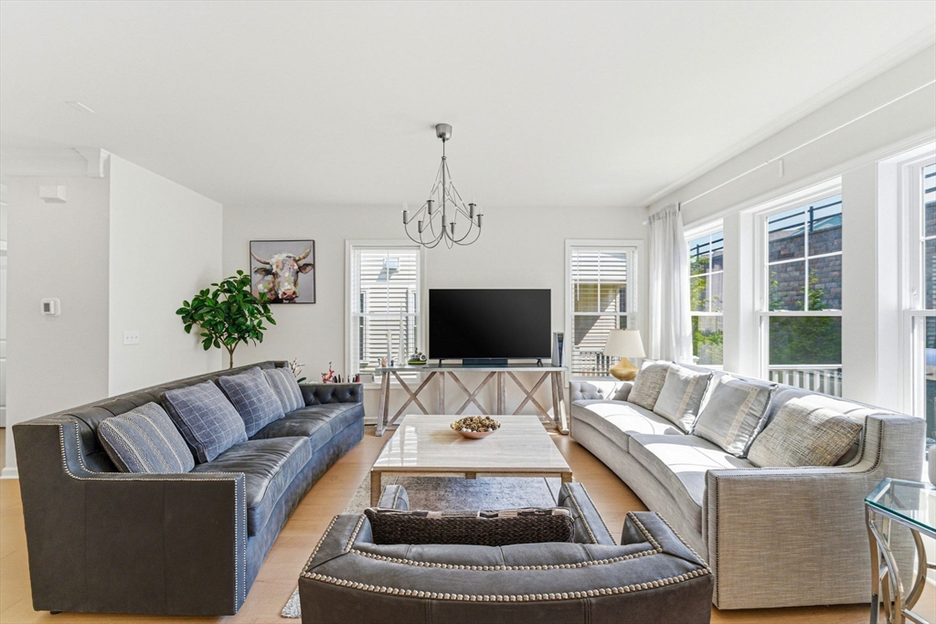 6 Cooley Dr, Woburn · 房屋照片 2