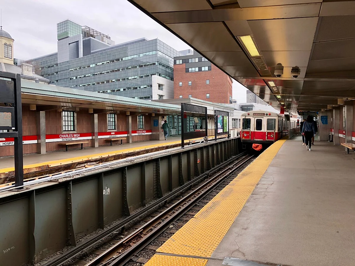 Red Line leaving Charles/MGH