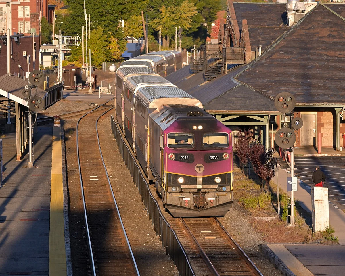 Worcester Line train at Framingham station · Framingham
