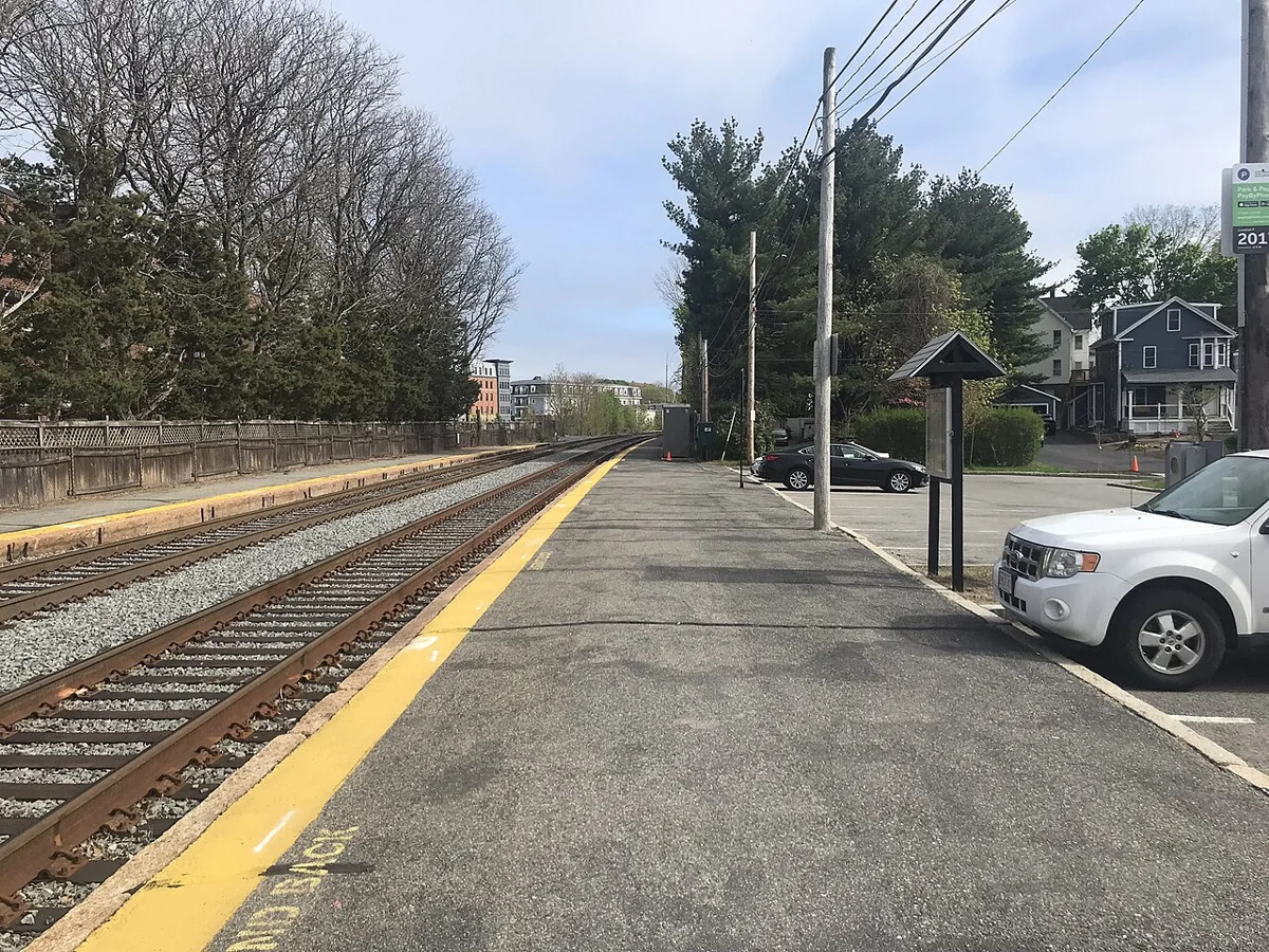 Melrose/Cedar Park platform · Melrose