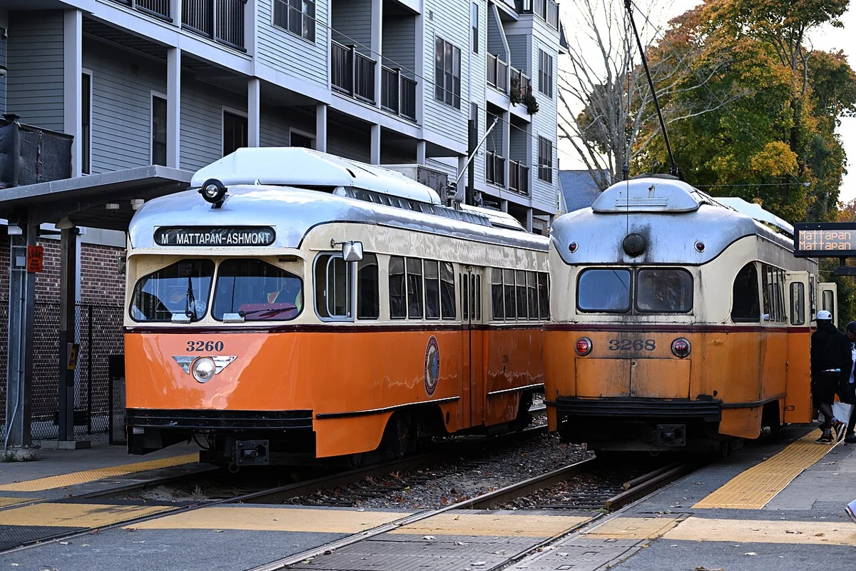 Central Avenue 站的 Mattapan 线电车 · Milton